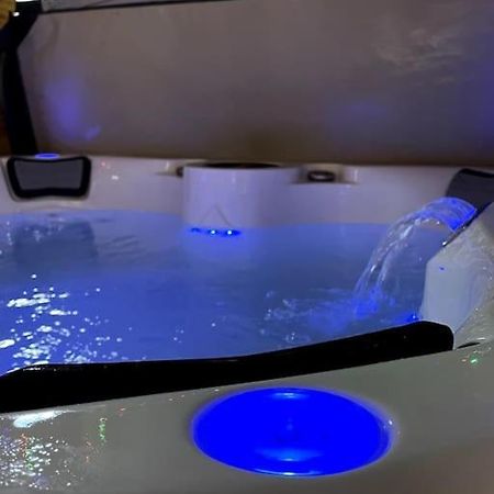 Central Area Terraced House With Private Hot Tub Линкольн Экстерьер фото