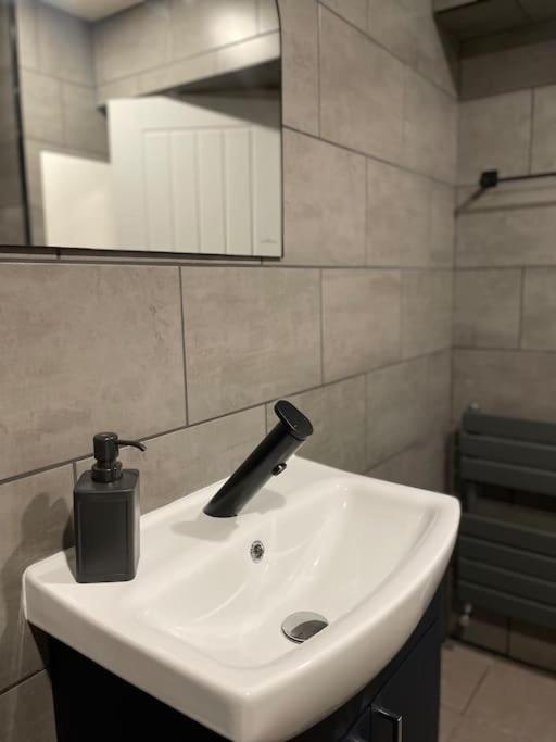 Central Area Terraced House With Private Hot Tub Линкольн Экстерьер фото